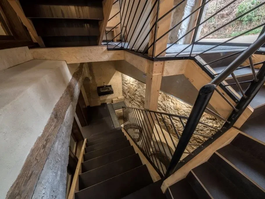 HOSTERIA_ESCALERA-SOTANO_RESTOS