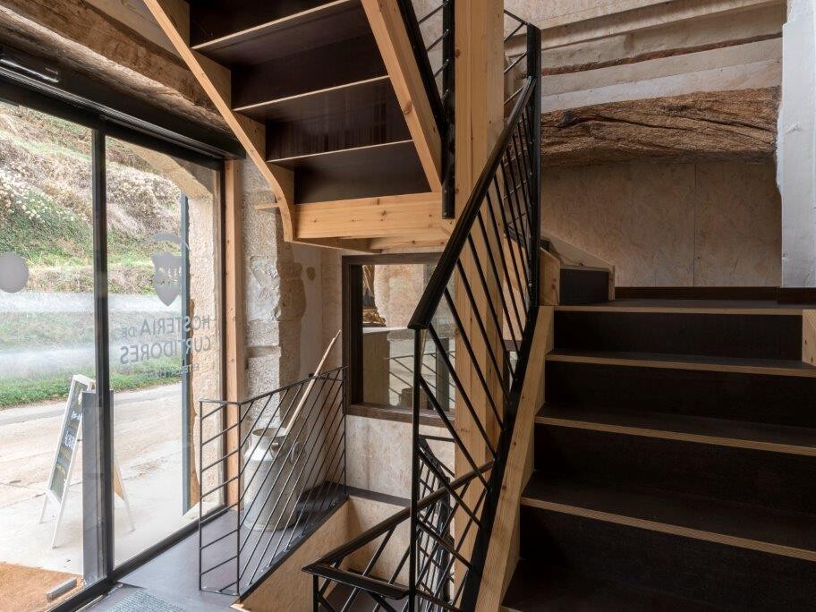 HOSTERIA_ESCALERA_Y_CALLE