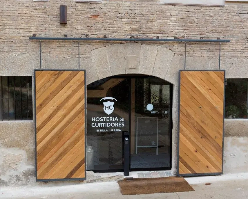 HOSTERIA_FRONTAL_CALLE_PUERTA