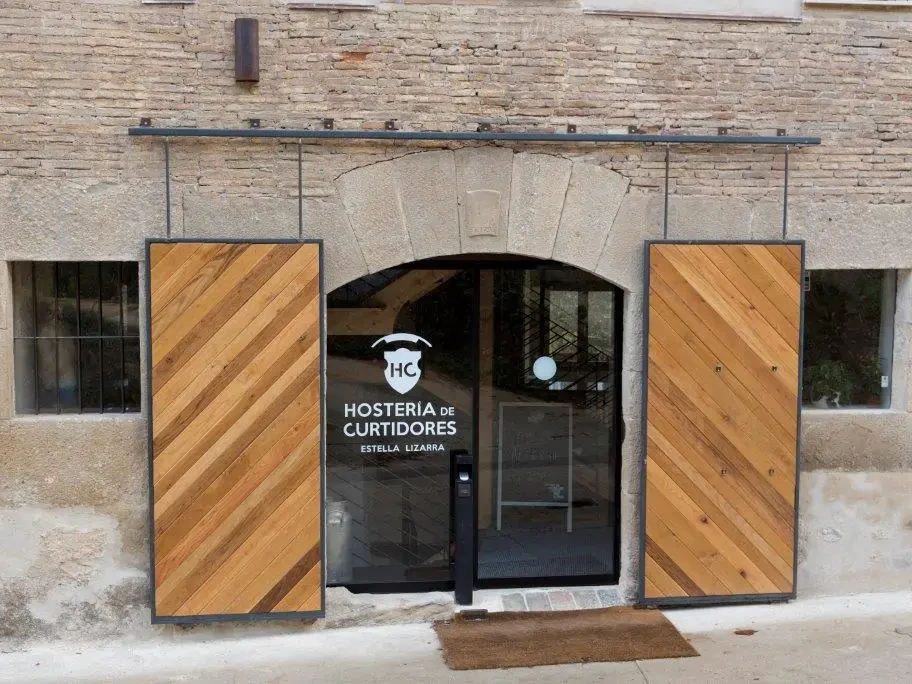 HOSTERIA_FRONTAL_CALLE_PUERTA