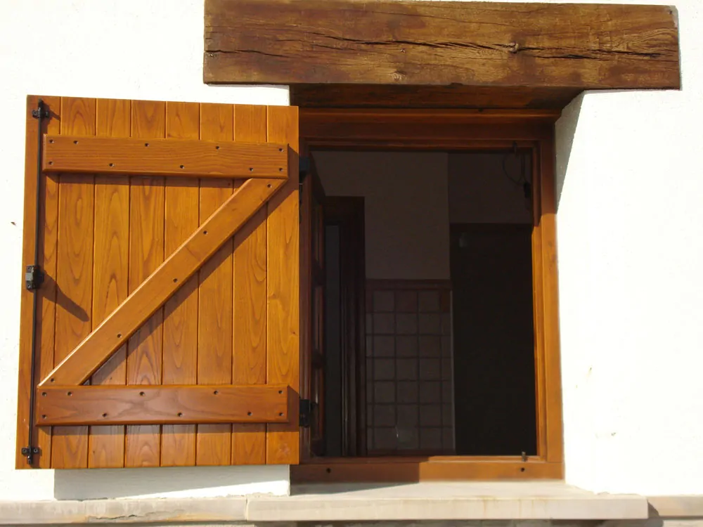 contraventanas de madera